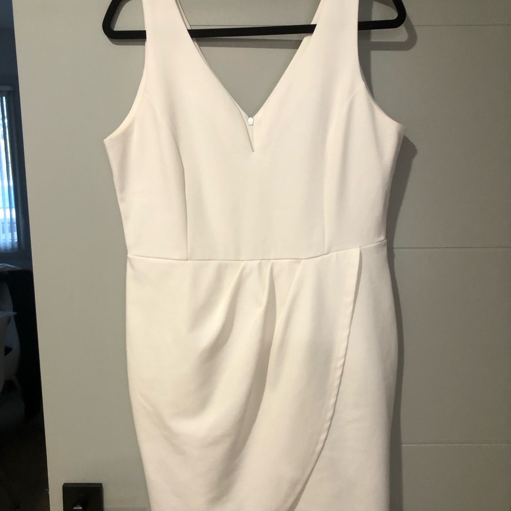 Elegant White Sleeveless Dress